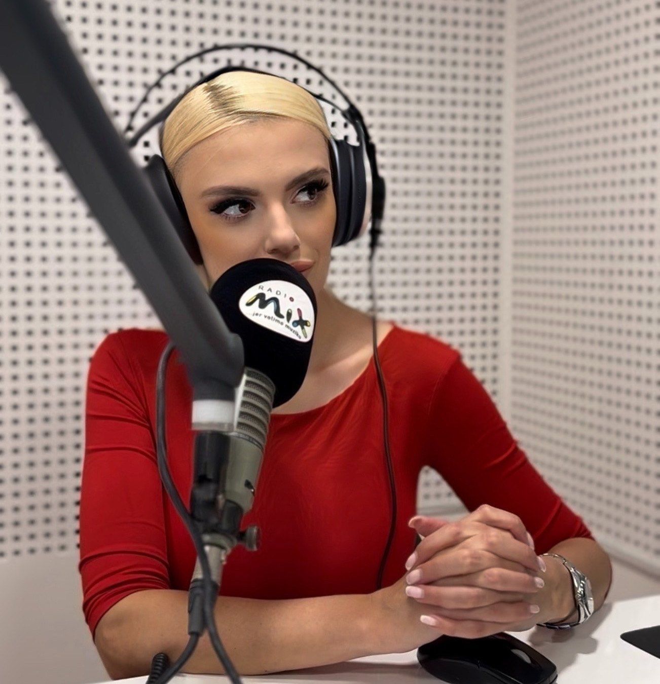 Zerina Patković za mikrofonom u studiju Radija Mix